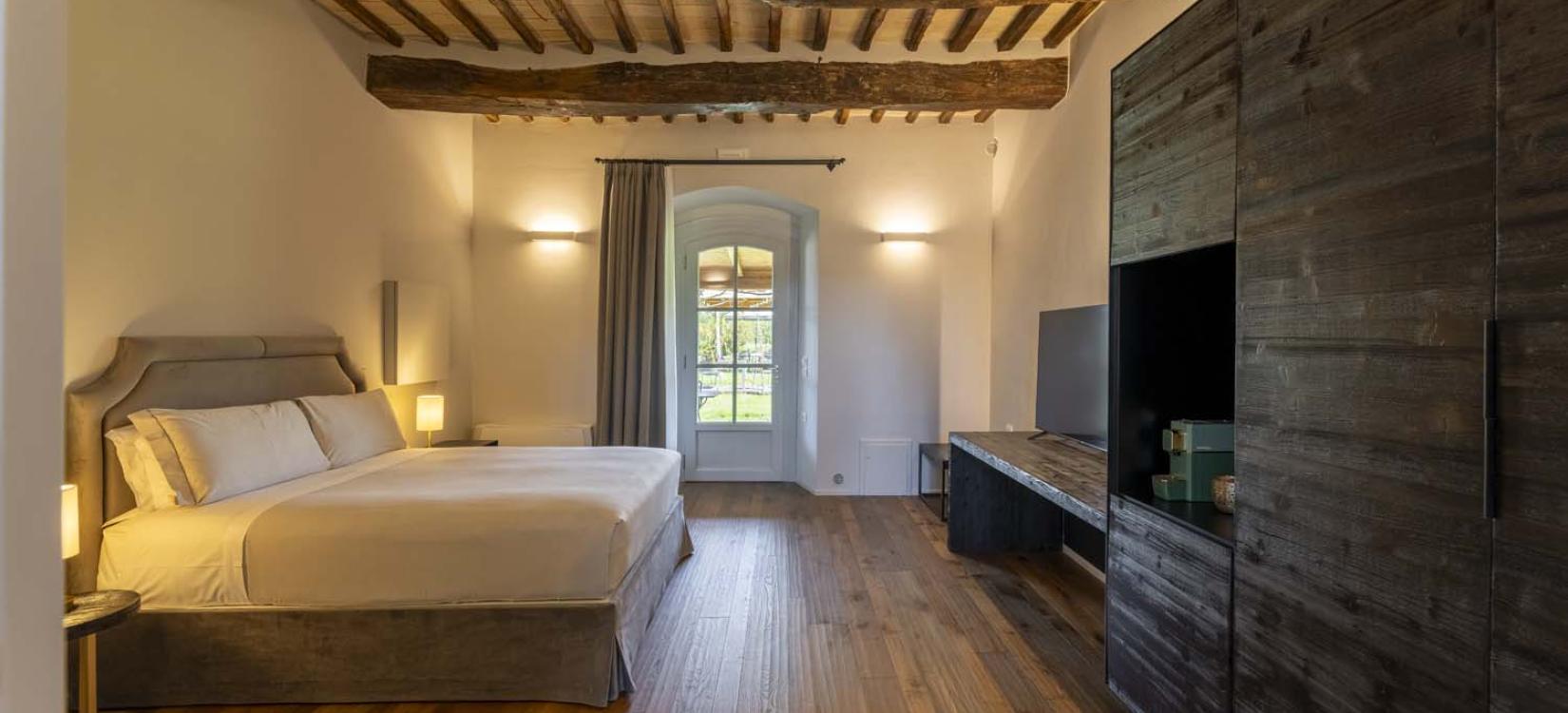 Rustic and cozy room, wooden beams, elegant bed, warm and relaxing light.