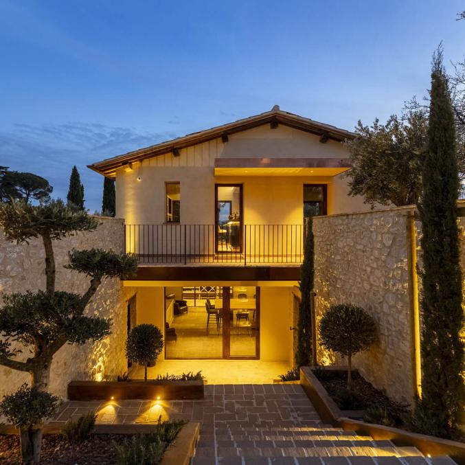 Elegante sala riunioni con tavolo in legno, sedie comode e atmosfera moderna.